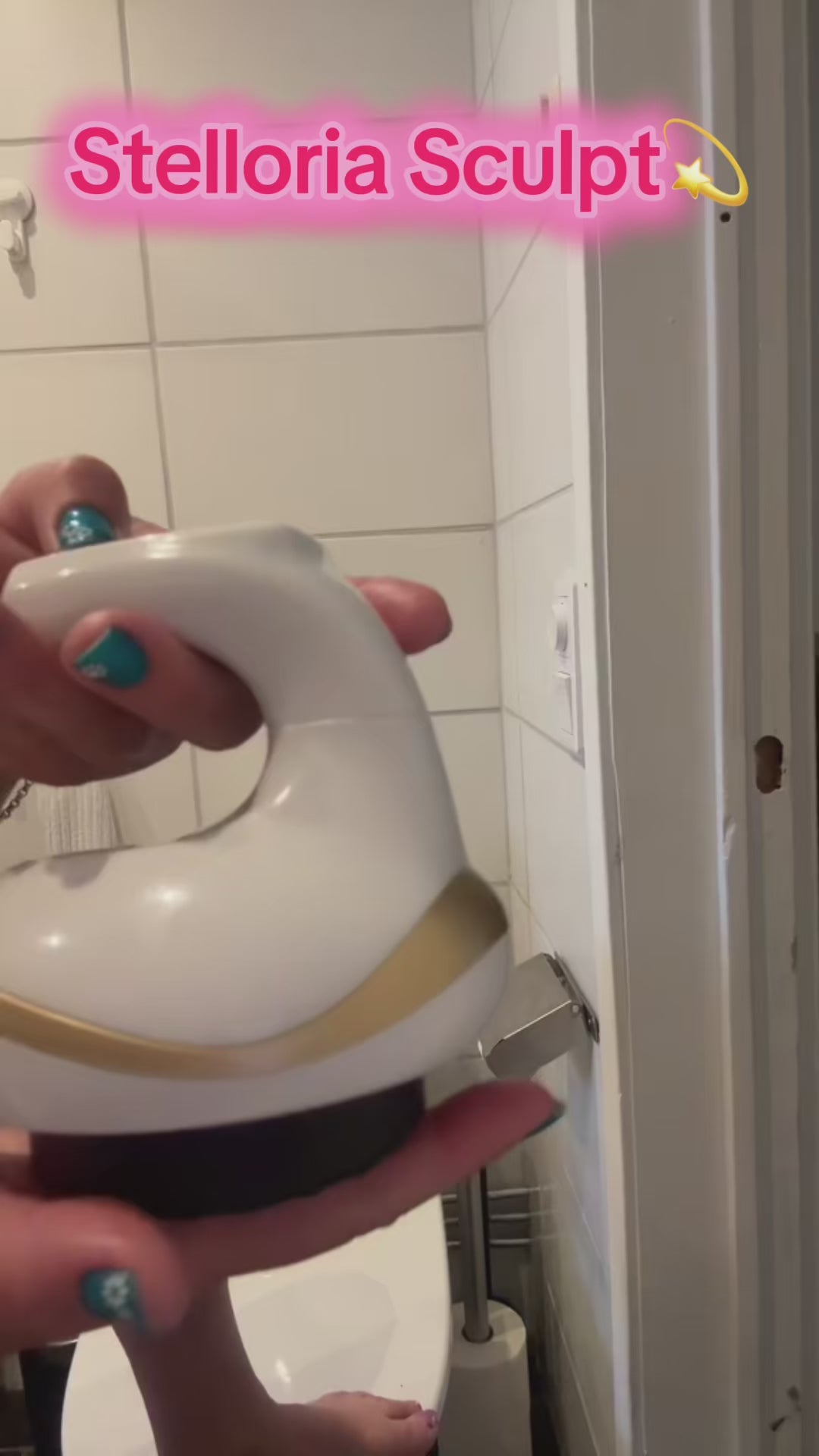 Carica il video: Scopri come questo massaggiatore gua sha artigianale trasforma la tua routine di bellezza quotidiana con eleganza ed efficacia.