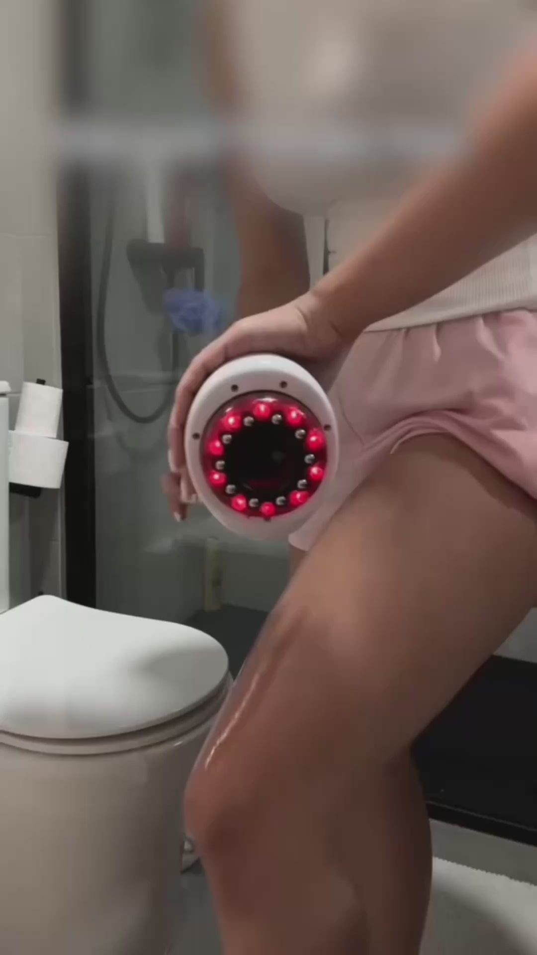 Ladda video: Upptäck hur denna handgjorda gua sha-massager transformerar din dagliga skönhetsrutin med elegans och effektivitet.